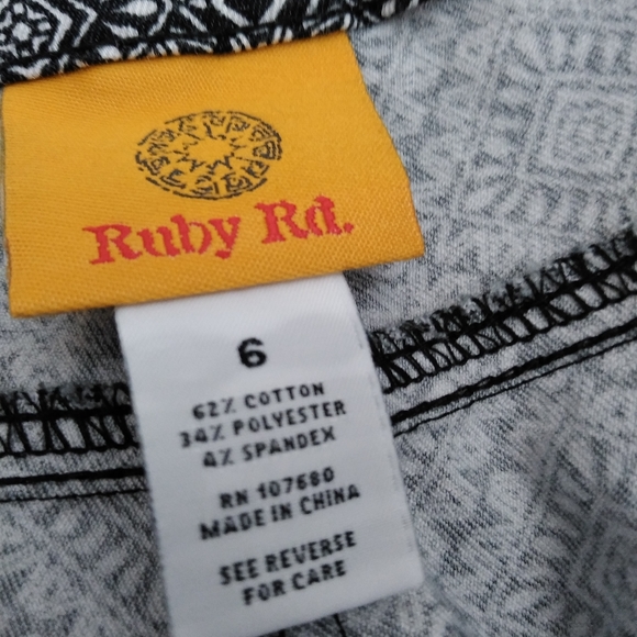 Ruby Rd. Stretch pull-on Capris - Picture 6 of 7